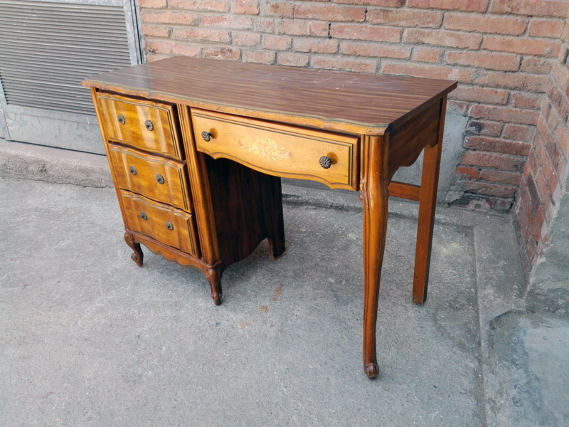 mesa escritorio madera con cajonera (faltan 2 tiradores) 77.5x113.3x45 2u